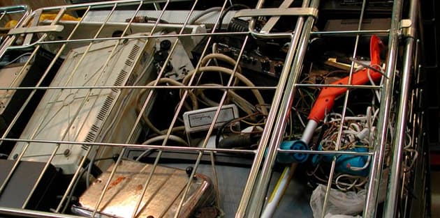 Blandet elektronik i bur