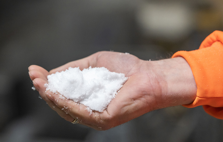 Hånd med pulver fra R&D-projekt.