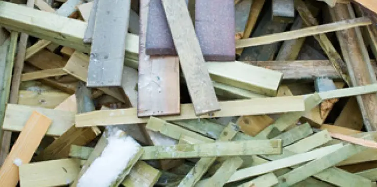 Trykimprægneret træ fraktion  Bunke af trykimprægneret træ