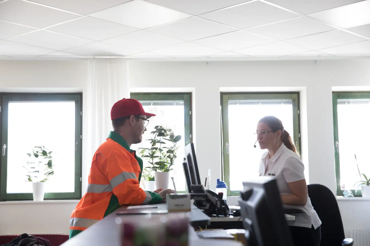 Kontakt MiljøLogistik Chauffør og kundeservicemedarbejder